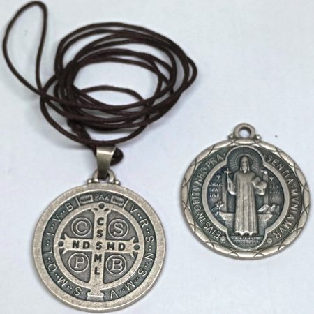 Medalla San Benito color plata (3 cms.)