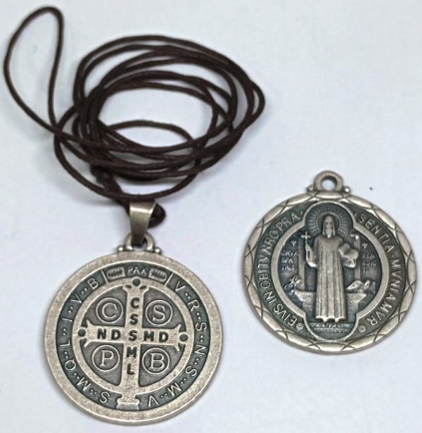 Medalla San Benito color plata (3 cms.)