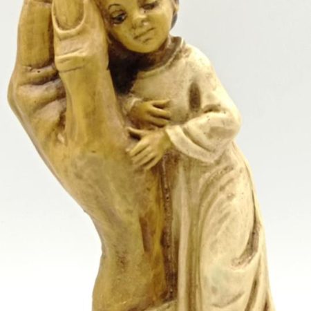 Niño reposando en mano - 17 cms.