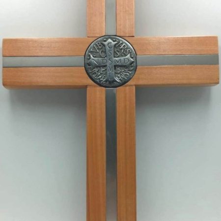 Cruz con medalla San Benito - 28 cms.