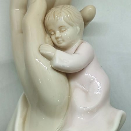 Niña en mano de Dios