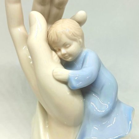 Niño en mano de Dios