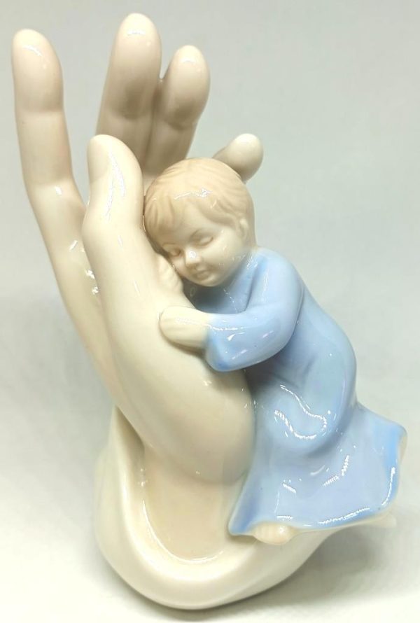 Niño en mano de Dios