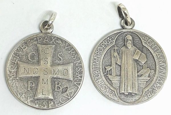 Medalla San Benito en plata - 24 mm.