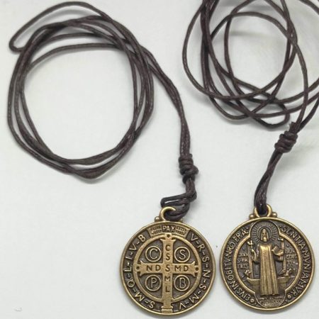 Medalla San Benito color dorado (2,5 cms.)