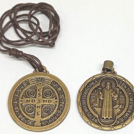 Medalla San Benito color dorado (3 cms.)
