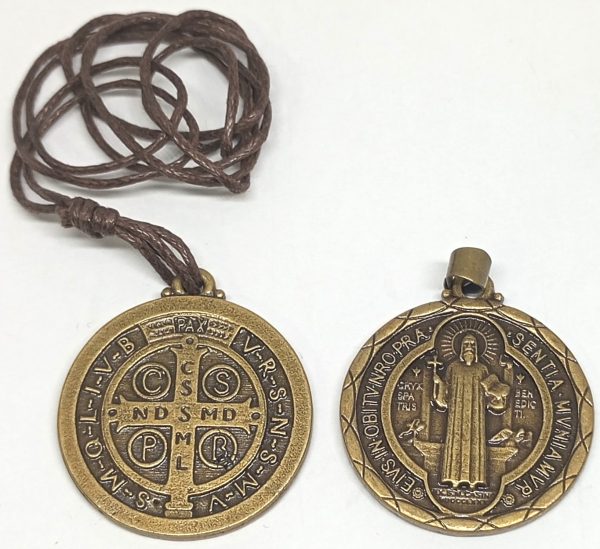 Medalla San Benito color dorado (3 cms.)
