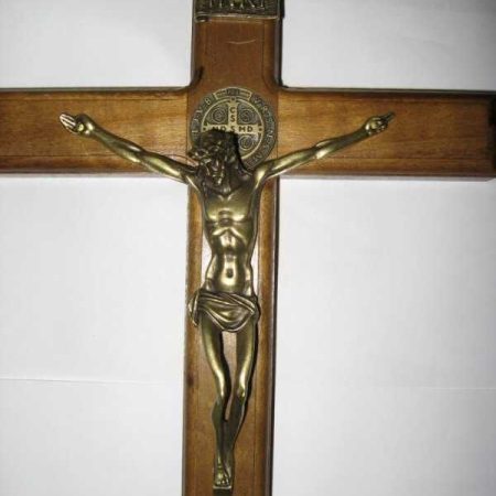 Crucifijo de madera 42 cms San Benito con pedestal