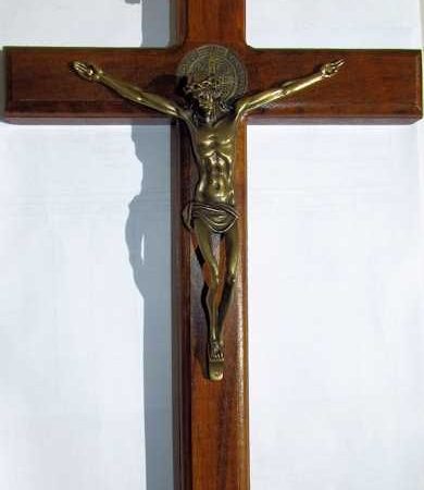 Crucifijo San Benito para colgar 35cms