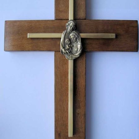 Cruz madera Coigue doble barniz con cruz bronce y Sagrada Famili