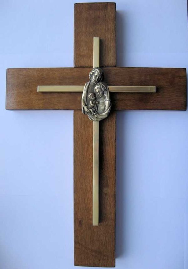 Cruz madera Coigue doble barniz con cruz bronce y Sagrada Famili