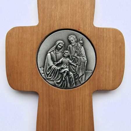 Cruz madera con medalla Sagrada Familia