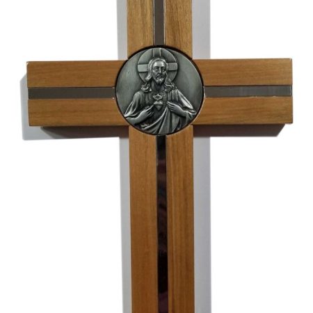Cruz de madera con medalla Sagrado Corazon