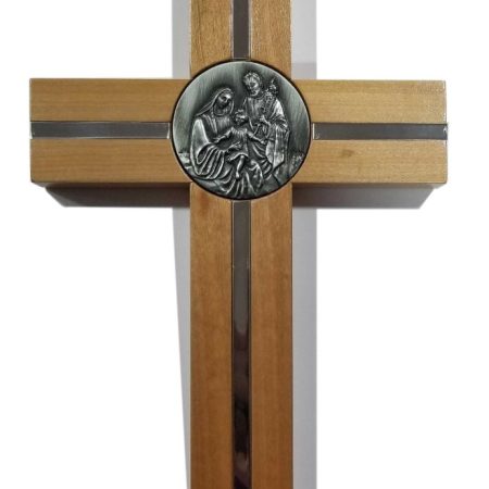 Cruz de madera con medalla Sagrada Familia