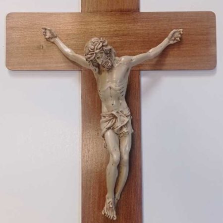 Cruz de madera con Cristo en yeso