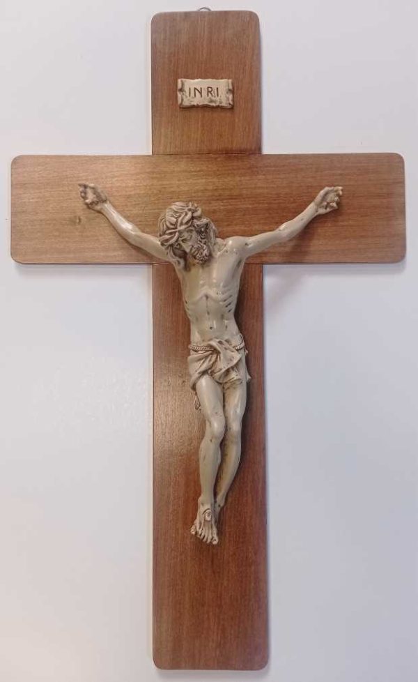 Cruz de madera con Cristo en yeso