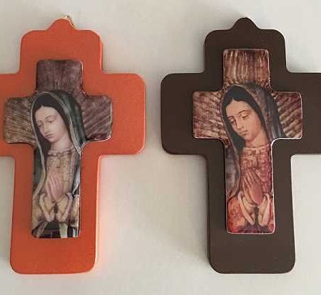 Cruz de Virgen de Guadalupe naranja o café