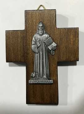 Cruz chica con San Benito