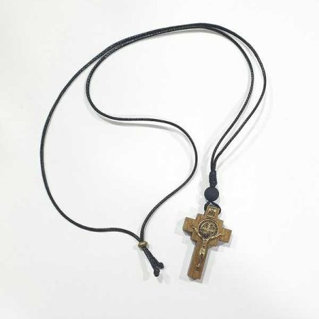 Collar con crucifijo de San Benito