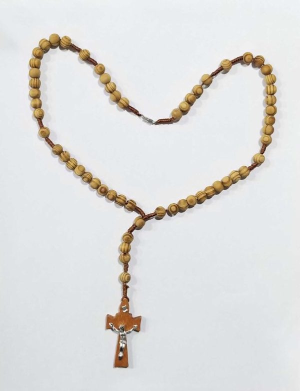 Rosario con broche de madera natural